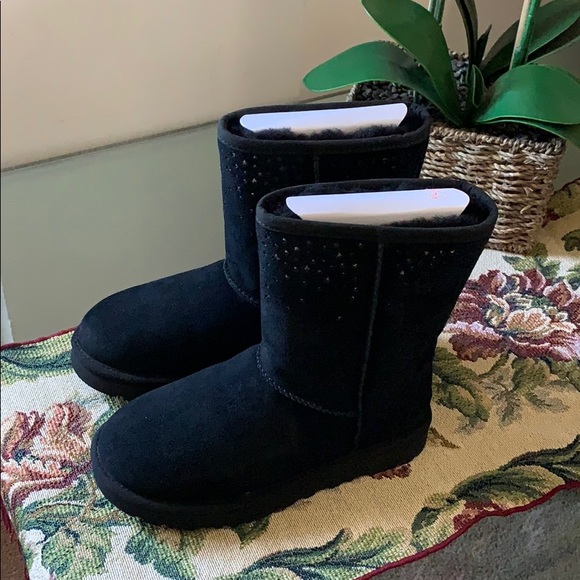 NEW UGG CLASSIC SHORT STARGIRL BLACK - Picture 2 of 8